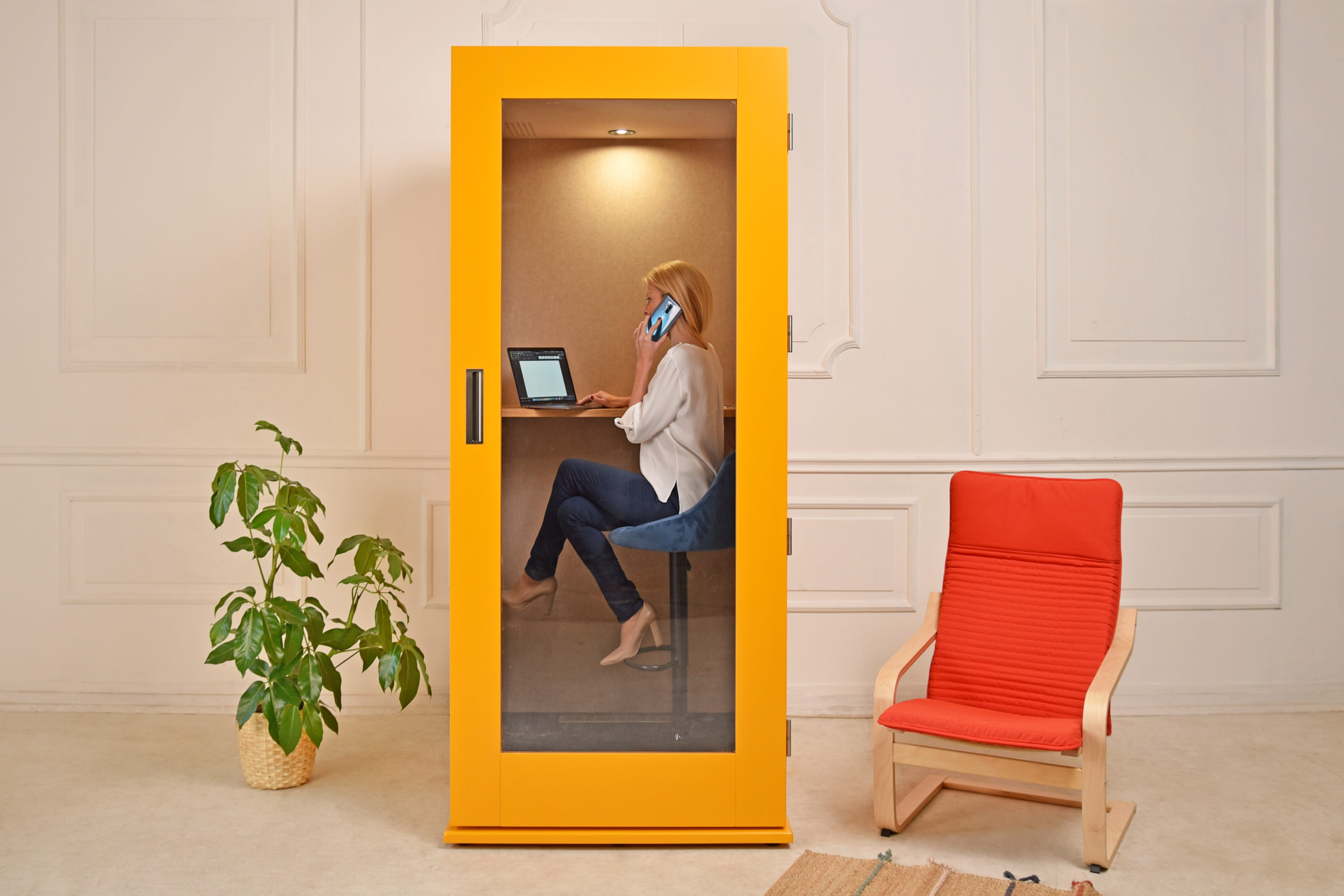 Phone booths in your custom colours outfit your open space!